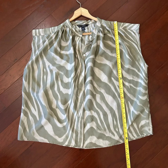 Banana Republic 100% Silk Top Size M button down cap sleeve green beige like new - Picture 6 of 7